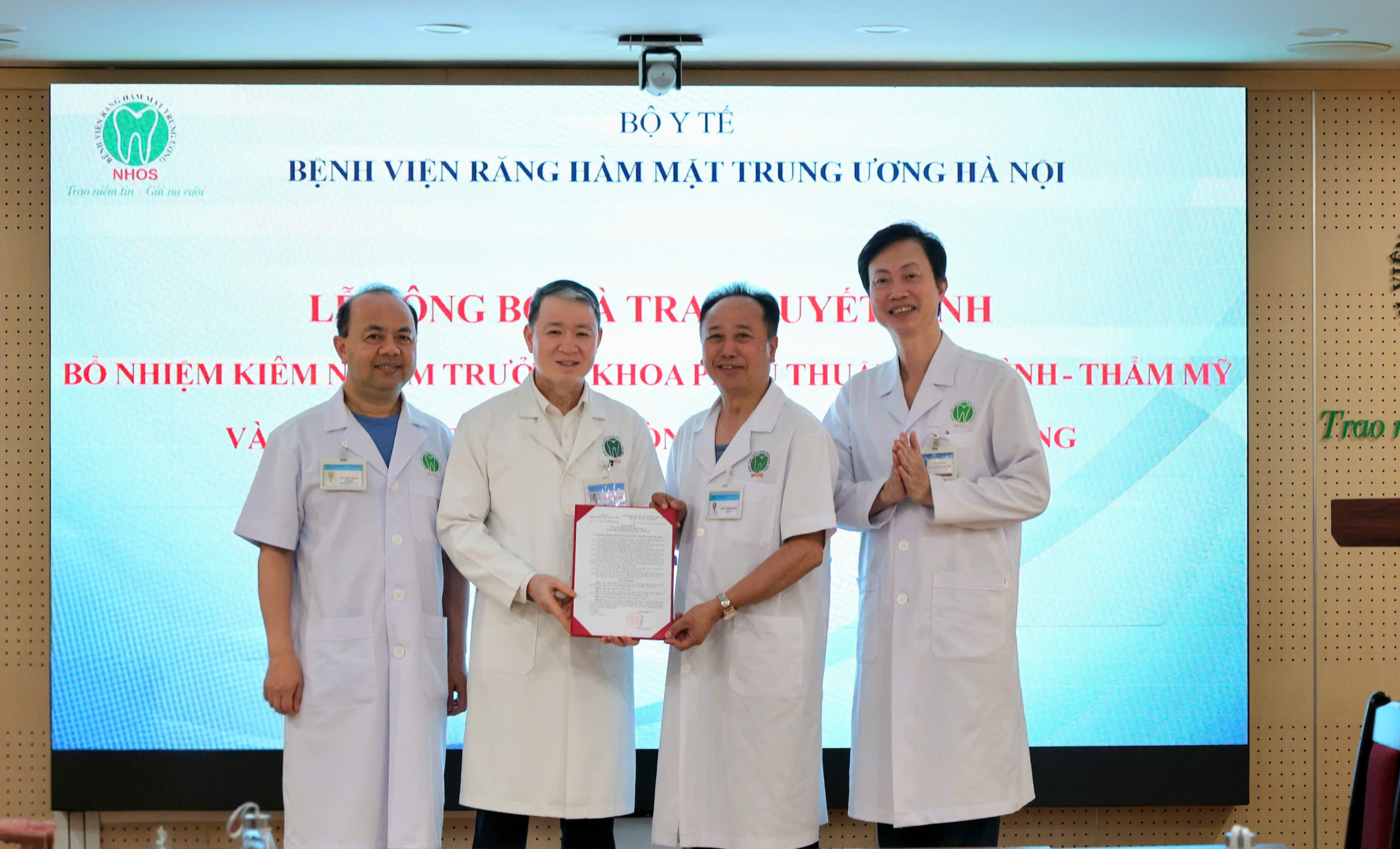 Ban giám đốc bệnh viện trao quyết định bổ nhiệm cho PGS.TS Lê Ngọc Tuyến